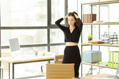 Endişeli esmer kadın gergin hissederek ellerini başının üstüne koyuyor. Seçkin bayan yönetici, ortaklarla iş seminerine hazırlanıyor.