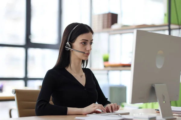 Administrador Focado Headset Escuta Detalhes Digitação Cliente Teclado Jovem Morena — Fotografia de Stock