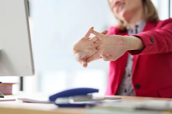 事務所での単調な書類作成の後 満足したマネージャーは腕を伸ばす 緋色のジャケットの女性は仕事の前に体を暖める — ストック写真