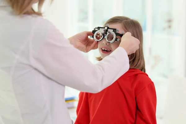 Lekarz Zakłada Okulary Małą Dziewczynkę Żeby Sprawdzić Wzrok Specjalista Robi — Zdjęcie stockowe