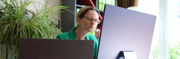 Portrait Woman Office Worker Sitting Workplace Working Using Modern Technology — Stockfoto