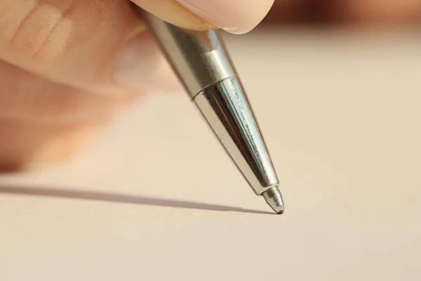 Ręka Kobiety Trzymającej Żelazny Długopis Gotowa Napisania Pustym Papierze Notatniku — Zdjęcie stockowe