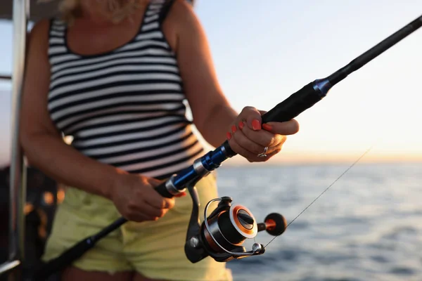 Mujer Camiseta Rayas Disfruta Pesca Con Caña Barco Persona Femenina —  Fotos de Stock