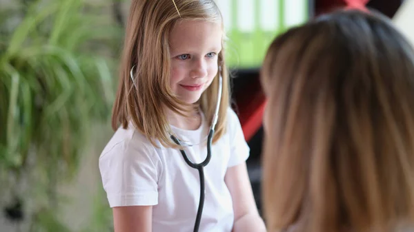 Słodka Dziewczynka Sprawdza Organy Kobiety Stetoskopem Uśmiechem Twarzy Uroczy Lekarz — Zdjęcie stockowe