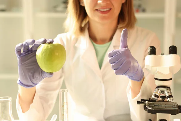 Kadın Yeşil Elmayı Elinde Tutuyor Hareketi Yapıyor Lastik Eldivenli Laboratuvar — Stok fotoğraf