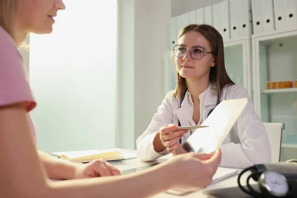 Doctora Gafas Muestra Plan Tratamiento Paciente Consulta Clínica Mujeres Sentadas — Foto de Stock