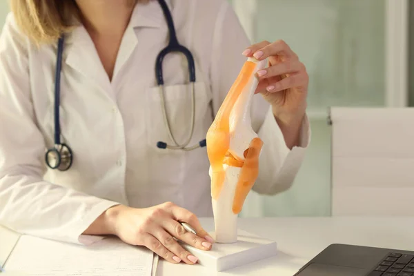 Läkare Med Stetoskop Undersöker Modell Realistiska Mänskliga Gemensamma Sitter Vid — Stockfoto