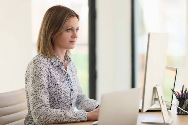 Сосредоточенная Женщина Просматривает Статистику Мониторинга Компьютеров Ноутбуков Блондинка Менеджер Сидит — стоковое фото