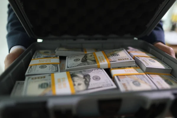 Hombre Negocios Abre Una Maleta Grande Con Montones Billetes Dólar — Foto de Stock