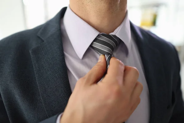 Başarılı Adamı Çizgili Kravatı Rahat Hissetmek Için Eliyle Düzeltir Klasik — Stok fotoğraf