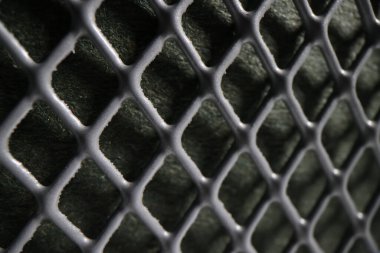 Gri, metalik ağı soyut endüstriyel arka plan olarak delmiş. Koyu kare şablon ve doku. Metal kutunun kusursuz tasarım ögesi