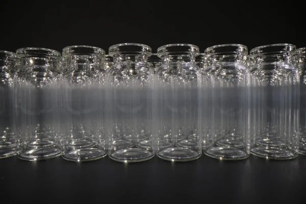 Kleine Glazen Flacons Voor Vaccins Laboratoriumonderzoeken Donkere Achtergrond Glaswerk Voor — Stockfoto