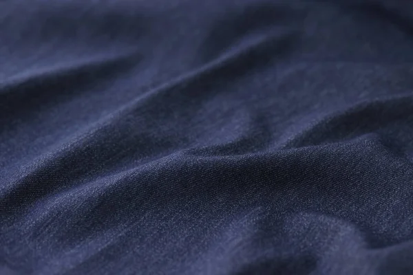 折皱的深蓝色织物 用于缝制床上用品商店的衣服 以纺织品质感为背景 样本目录照片 — 图库照片