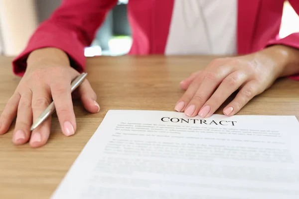 Gestionnaire Donne Papier Contractuel Stylo Employé Pour Signer Assis Table — Photo
