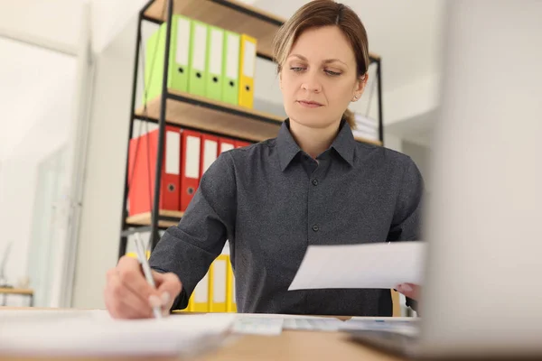 Focused Woman Grey Shirt Writes Notes While Reading Investigation Papers — Stock Photo, Image