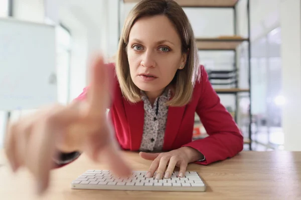 Suspicious Woman Formal Outfit Points Finger Monitor Typing White Keyboard — Stock Photo, Image