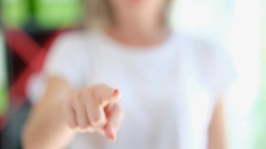 Kameraya parmak, reklam ya da tanıtım fikriyle bakan kadınların yakın plan fotoğrafları. Seçmek, insanları davet etmek ya da adam toplamak.