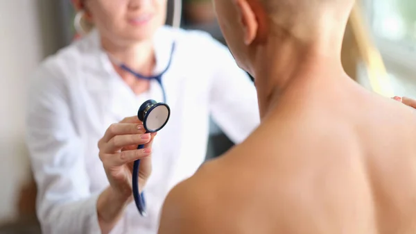 Close Médico Feminino Ouvindo Coração Pulmões Paciente Homem Com Estetoscópio — Fotografia de Stock