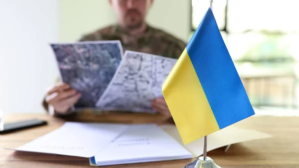 Прапор України Перед Військовою Людиною Тримає Руках Секретні Плани Українського — стокове фото