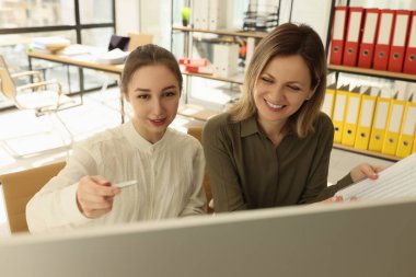 Ofiste yeni bir başlangıç hakkında konuşan gülümseyen meslektaşların portresi. Kârlı bir projenin geliştirilmesi ve yatırımı. Takım, takım çalışması konsepti