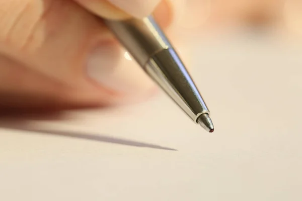 Крупный План Женщины Держащей Шариковую Ручку Подписывающей Документы Заключение Контрактов — стоковое фото