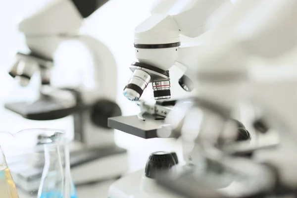 Großaufnahme Weißer Mikroskope Die Labor Hintereinander Stehen Ausrüstung Für Medizinische — Stockfoto