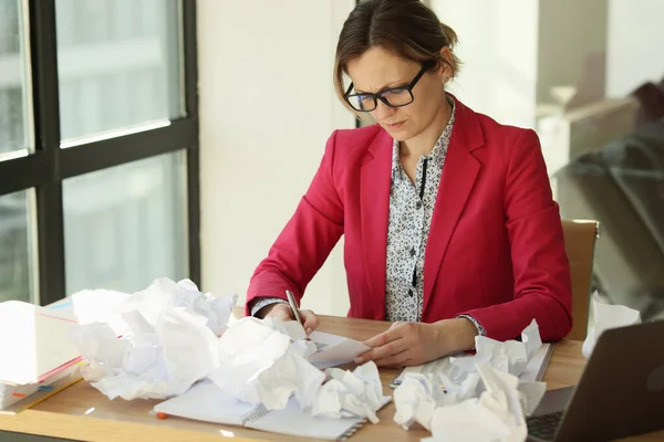 Portrait Serious Concentrated Business Woman Writing Crumpled Paper Table Busy — Stock Photo, Image