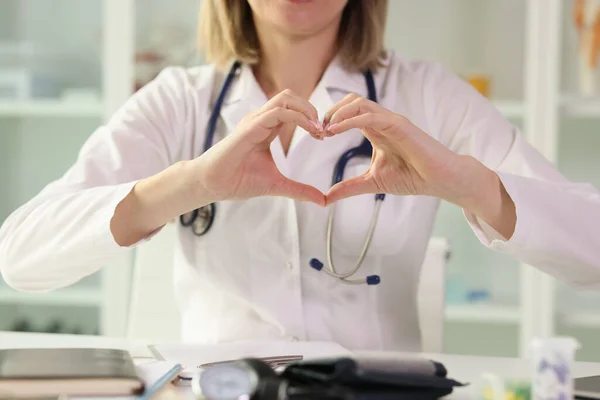 女医生的特写用手显示心脏形状的迹象 心脏病护理 保护和预防 健康的心脏概念 — 图库照片
