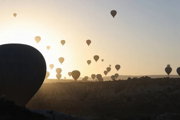 全景画卷 热气球 背景日出 热气球飞行 探险概念 — 图库照片