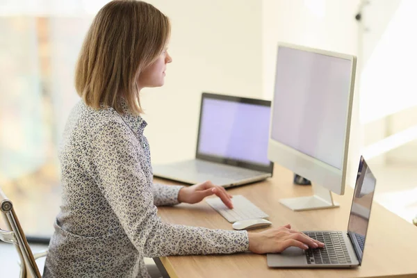 Retrato Mujer Sentada Lugar Trabajo Trabajando Ordenador Portátil Oficina Concepto —  Fotos de Stock