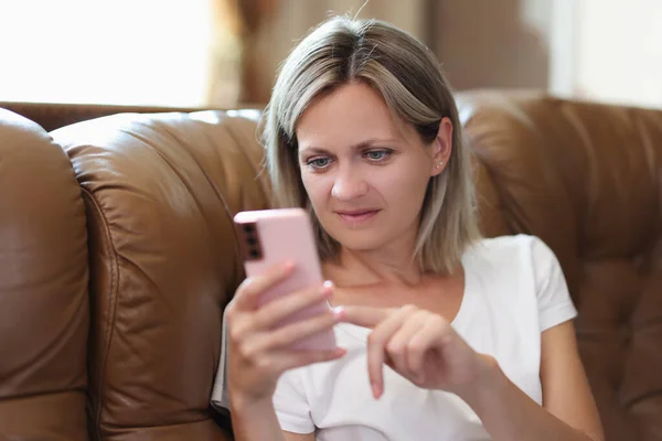 インターネットサーフィンや検索情報の若い女性のクローズアップ 現代的なスマートフォンを手に持つ女性 — ストック写真