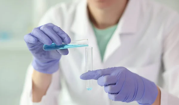 Zbliżenie Kobietę Chemika Trzymającą Probówkę Niebieskim Płynem Laboratorium Kontrola Jakości — Zdjęcie stockowe