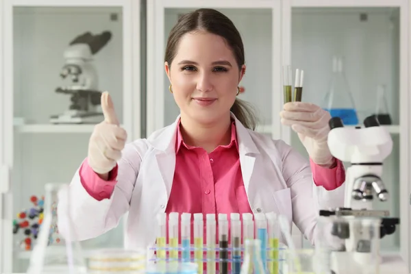 Κοντινό Πλάνο Της Γυναίκας Χημικός Κρατώντας Δοκιμαστικούς Σωλήνες Και Δείχνει — Φωτογραφία Αρχείου