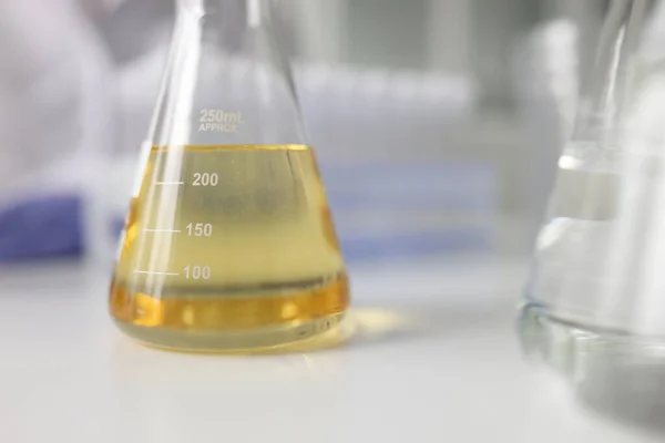 Frasco Erlenmeyer Com Líquido Transparente Amarelo Mesa Laboratório Químico Amostra — Fotografia de Stock