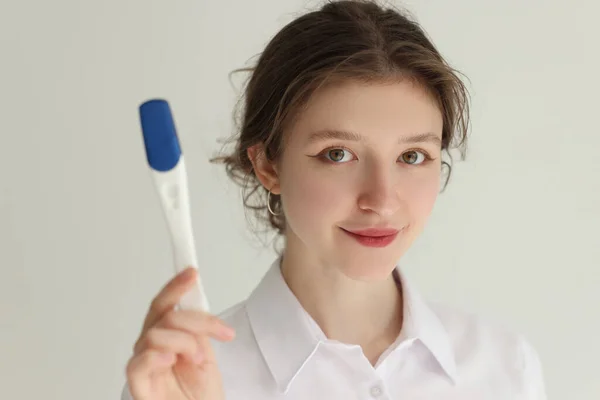 Jonge Brunette Vrouw Toont Elektronische Thermometer Glimlachend Medisch Medewerker Bereidt — Stockfoto