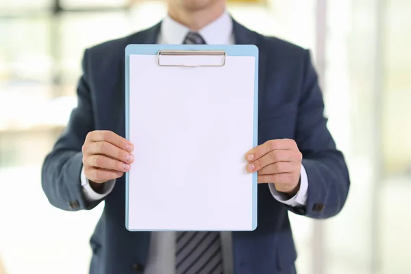 Impiegato Tiene Appunti Con Foglio Carta Bianco Nel Corridoio Manager — Foto Stock