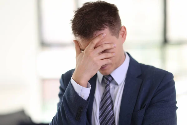 Homem Depressivo Terno Formal Cobre Cara Com Palma Escritório Corporativo — Fotografia de Stock