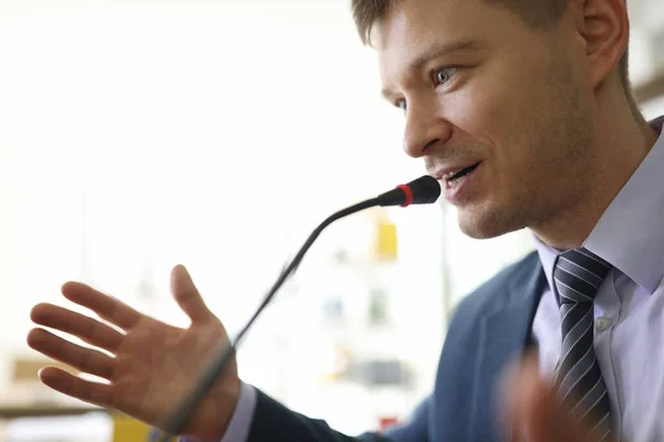 Erfolgreicher Mann Mit Gestreifter Krawatte Spricht Auf Geschäftskonferenz Ins Mikrofon — Stockfoto