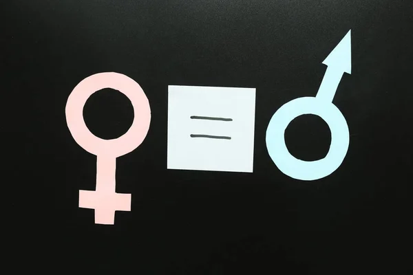 黑色背景上粉色女性符号和蓝色男性符号之间的等式符号 当代社会中的两性平等和权利 — 图库照片