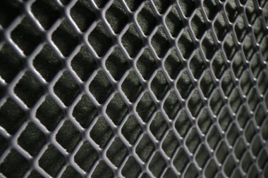 Soyut endüstriyel arkaplan olarak dayanıklı büyük metal örgüsü. Metal kutunun pürüzsüz tasarım elementi olarak koyu kare metal ızgara deseni ve dokusu