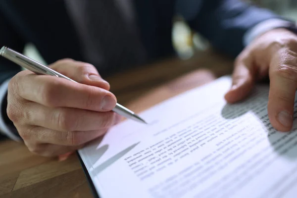 Бизнесмен Готов Подписать Договор Разрешающий Сидеть Деревянным Столом Офисе Компании — стоковое фото