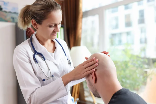Dermatolog Undersöker Huvudhuden Skallig Manlig Person Lätt Klinik Kontor Patienter — Stockfoto