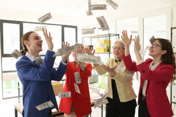 楽しい同僚は会社のオフィスでお金の現金雨でドル紙幣をキャッチします 幸せな労働者は財政的な成功を享受する 商業的成果 — ストック写真