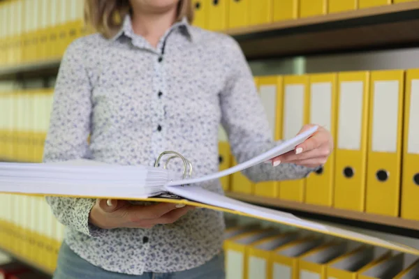 女商人在公司档案中翻阅文件夹中的文件 会计在办公室仓库里检查旧文件 公司的文书工作 — 图库照片