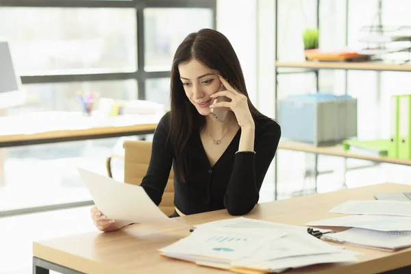 Bayan Yönetici Telefonda Elinde Kağıt Kağıtlarla Müşteriyle Konuşuyor Çalışan Verileri — Stok fotoğraf