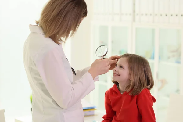 Kvinna Optiker Undersöker Liten Flicka Öga Med Förstoringsglas Moderna Läkare — Stockfoto