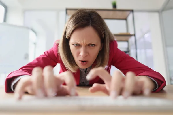 積極的な女性労働者は職場で白いキーボードを入力する手を伸ばします 勤勉な女性は ライトオフィスのデスクでコンピュータに関するヘイトレポートを書きます — ストック写真