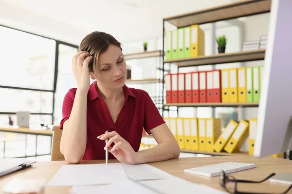 Büroangestellte Mit Schwerer Migräne Sitzt Tagsüber Tisch Arbeitnehmerin Durch Spannungen — Stockfoto