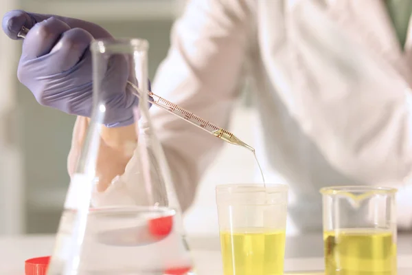 Pekerja Laboratorium Dalam Sarung Tangan Karet Menuangkan Urin Dalam Tabung — Stok Foto