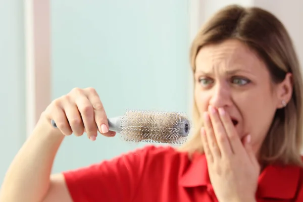 Bang Vrouw Houdt Haarborstel Met Gevallen Verstrengeld Haar Hand Bedekken — Stockfoto